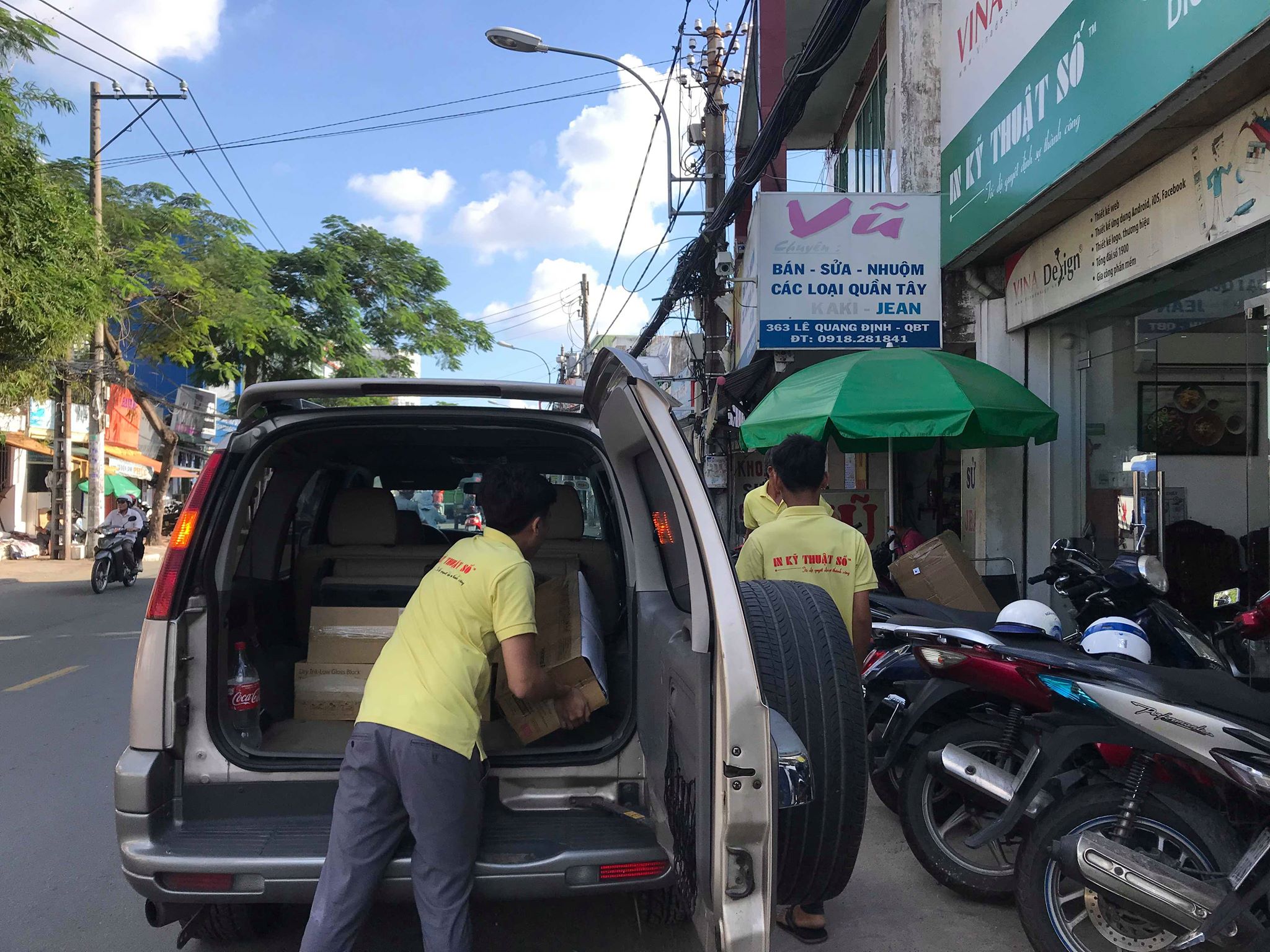 Nhân viên giao hàng Decal PP